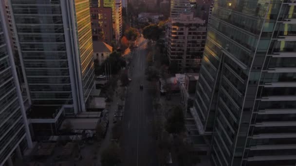Ved Solnedgang Santiago Chile Bygninger Gater Biler Fjell Skyskrapere – stockvideo