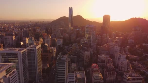 Vlucht Een Baan Boven Santiago Chile Bij Zonsondergang Nodigt Ons — Stockvideo