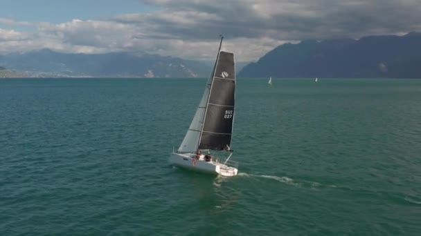 Aerial People Relaxing Boat While Sailing Beautiful Lake — Stock videók