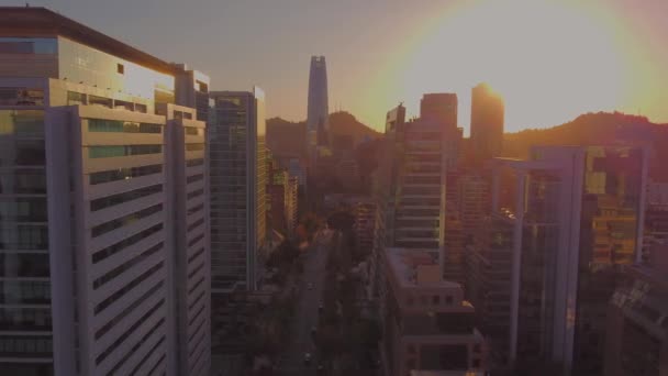 Santiago Chile Muestra Movimiento Sus Calles Los Coches Pasan Entre — Vídeos de Stock