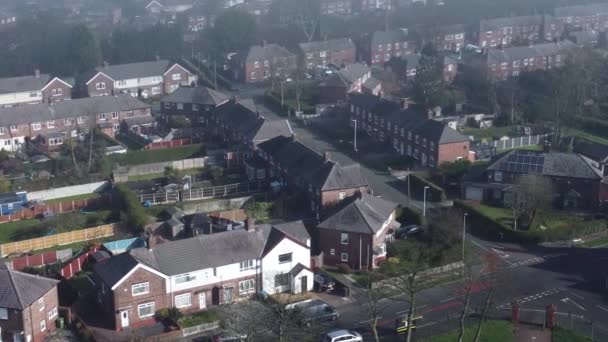 Gruesa Cubierta Niebla Sobre Casa Residencial Británica Vecindad Aérea Panorámica — Vídeos de Stock