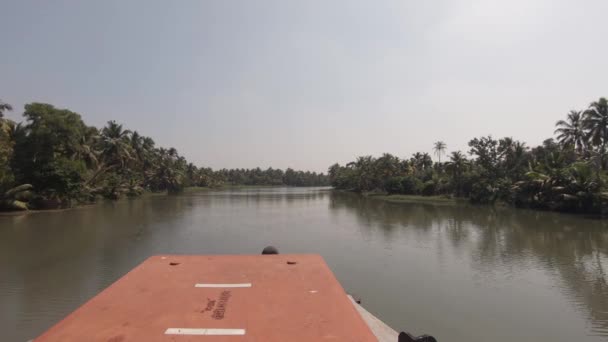 Båtar Kerala Bakvatten Lugna Kanaler Med Lummiga Träd Alappuzha Indien — Stockvideo