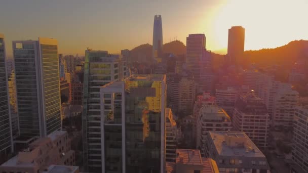 Ciepły Zachód Słońca Dzielnicy Golf Santiago Chile Latać Przez Budynki — Wideo stockowe