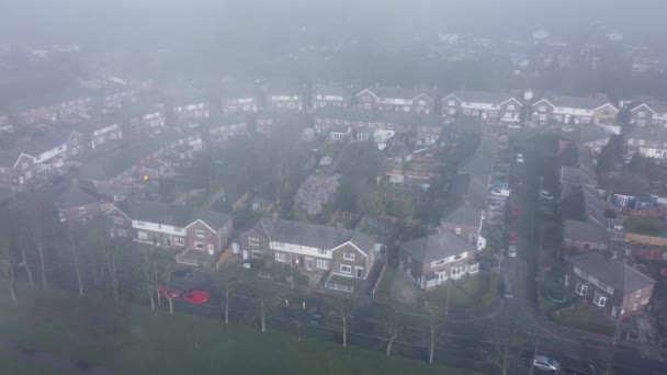 英国居民小区上空浓雾覆盖 空中放大视野 — 图库视频影像