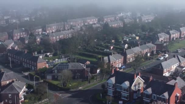 Tlustá Mlha Kryt Nad Britské Obytné Městečko Dům Sousedství Letecký — Stock video