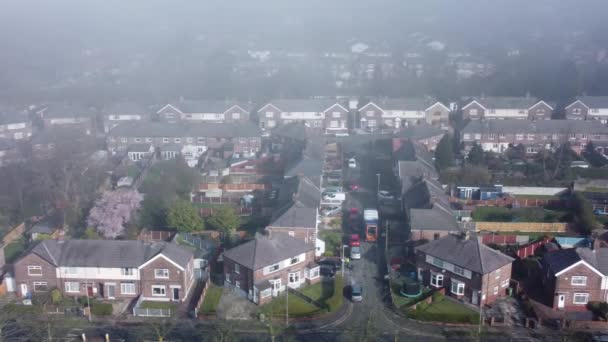 Dikke Mist Dekking Britse Residentiële Herenhuis Buurt Luchtfoto Pan Daken — Stockvideo