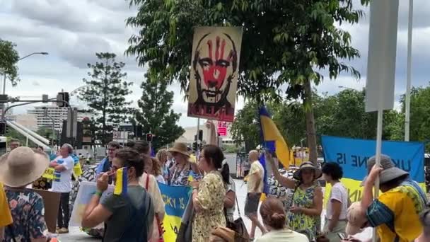 Антивоенные Протестующие Собрались Площади Брисбена Повысить Осведомленность Между Украиной Россией — стоковое видео