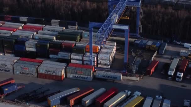 Schiffscontainer Hebebühne Beim Entladen Von Exportkistencontainern Für Schwere Güter Der — Stockvideo