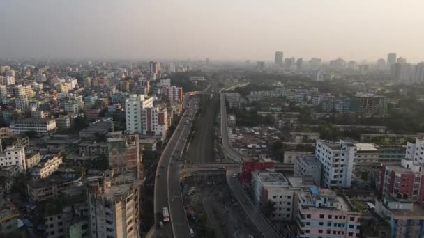 Szeroki Strzał Drona Khilgaon Flyover Samochody Jadące Wysokie Wzniesienia Miasto — Wideo stockowe