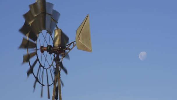 Старая Ветряная Мельница Вращающаяся Ветром Луной Ярко Голубом Небе Патагонии — стоковое видео