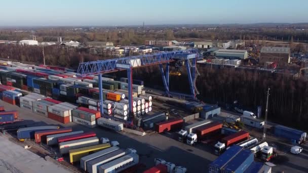 Shipping Container Kran Lift Losning Tung Last Eksport Kasse Containere – Stock-video