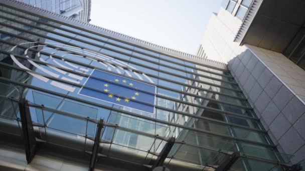ブリュッセルの欧州議会のファサードの映画的な閉鎖 Euの法律が欧州の政治家によって議論されている近代的なガラスの建物 — ストック動画