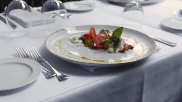 Bocconcini Käse Und Erbstück Tomaten Salat Nähert Sich Richtung Fokus — Stockvideo