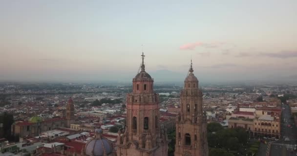 Drone Vuela Sobre Morelia Michoacán México Amanecer Drone Paneo Izquierda — Vídeos de Stock