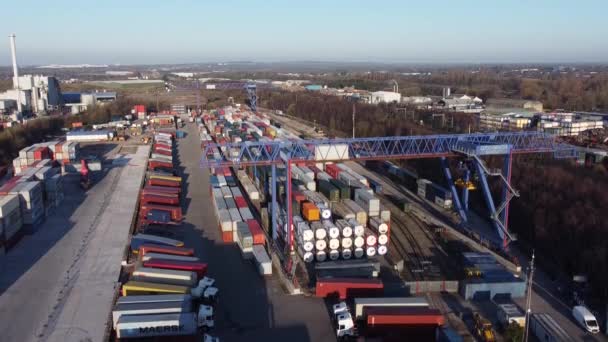 Scheepvaartcontainer Kraanlift Lossen Zware Lading Export Krat Containers Scheepswerf Luchtfoto — Stockvideo