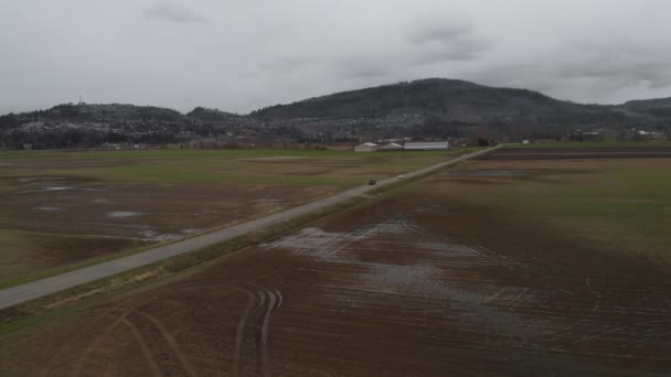 Coches Que Conducen Carretera Rural Granja Abbotsford Amplia Posición Aérea — Vídeo de stock