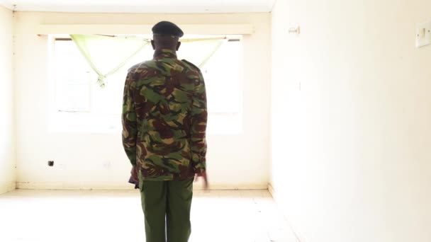 Кенійський Військовий Працює Всередині Будинку — стокове відео