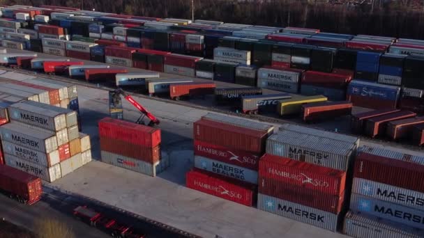 Schiffscontainer Hebebühne Stapelt Schwere Exportkistencontainer Der Werft Aus Der Luft — Stockvideo