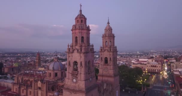 Drone Vliegt Morelia Mexico Bij Zonsopgang Drone Raast Rond Torenspitsen — Stockvideo