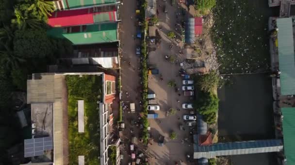 从空中俯瞰有贫民窟和道路的城市建筑物的顶部 无人机向前飞行 — 图库视频影像