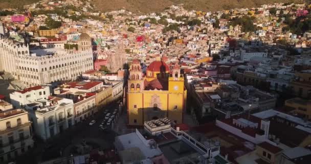 Guanajuatos Katedral Vid Solnedgången Sköts Från Drönare Och Zoomar För — Stockvideo