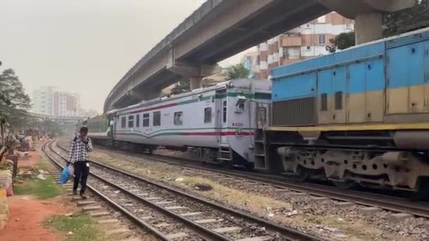 Stor Bild Man Som Går Längs Järnvägsspåren Dhaka Bangladesh Passagerare — Stockvideo