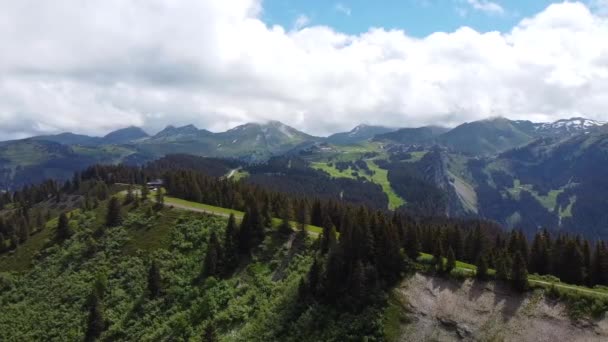 Drone Shot Rotating Pine Tree Covered Crest Mountains Background Cloudy — Vídeo de Stock