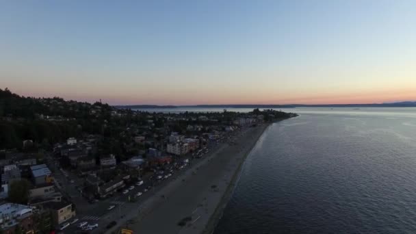 Dron Spouští Nad Pláží Alki Seattlu Během Letního Západu Slunce — Stock video