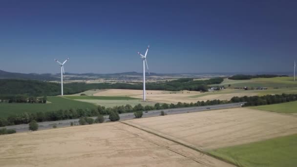 Luchtbaan Van Windmolens Landbouwbedrijven Die Overdag Schone Hernieuwbare Energie Opwekken — Stockvideo