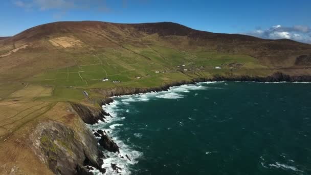 Coumeenoole Bay Kerry Ireland March 2022 Drone Orbits Cliffs Dunmore — 비디오