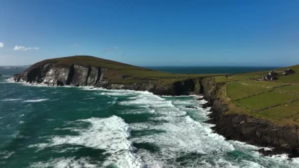 Coumeenoole Bay Kerry Ireland March 2022 无人机在东南方向滑行 沿着多山的海岸爬升 远处是布拉斯基特群岛和北大西洋 — 图库视频影像