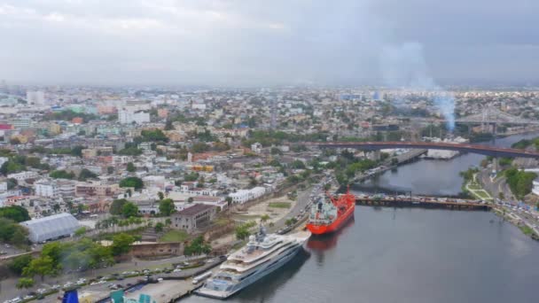 Lyxig Yacht Förtöjd Don Diego Hamn Med Santo Domingo Stad — Stockvideo