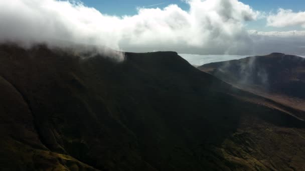 Slieve Mish Mountains Kerry Irsko Březen2022 Dron Sestupuje Rovnoběžně Caherconree — Stock video