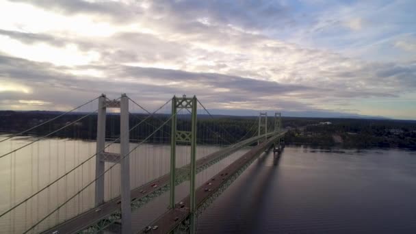 Ανερχόμενη Εναέρια Άποψη Της Γέφυρας Tacoma Narrows Κατά Την Ανατολή — Αρχείο Βίντεο