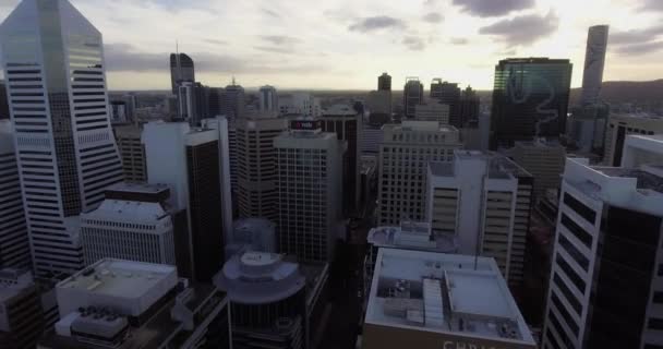 Flygfoto Brisbane Australiens Business Hub Skyskrapor Vid Solnedgången — Stockvideo