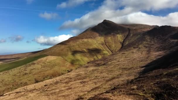 Slieve Mish Mountains Kerry Ireland March 2022 Drone Ascends While — Vídeos de Stock