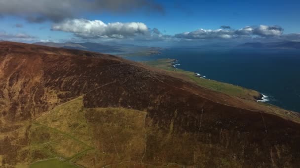 ヴェントリー ケリー アイルランド 2022年3月 ドローンはディングル半島の上に上昇し 北大西洋の東側に面しており 遠くにはクーン リーンベグ ドノナイトが見えます — ストック動画