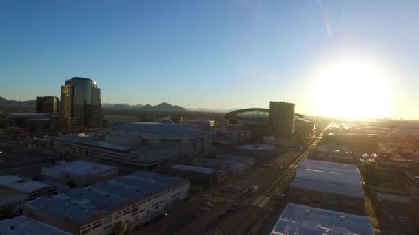 太阳从亚利桑那州凤凰城体育馆后面升起 — 图库视频影像
