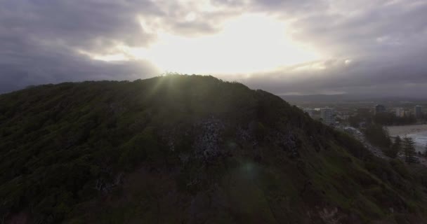 Güneş Batarken Avustralya Burleigh Head Ulusal Parkı Yaklaşan Hava Aracı — Stok video