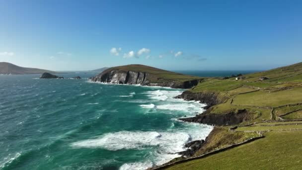Coumeenoole Bay Kerry Ireland March 2022 Drone Ascends While Tracking — Video Stock