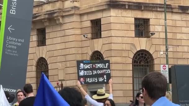 Tüntető Brisbane Téren Egy Plakátot Tart Magasan Ami Világ Terroristája — Stock videók