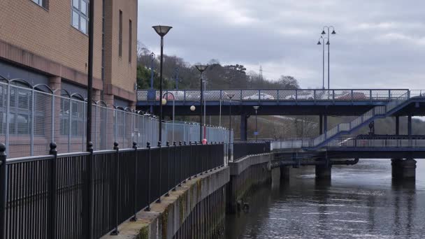Derry Londonderry City Northern Ireland Cyclists Pass Riverside Footpath Banks — стокове відео