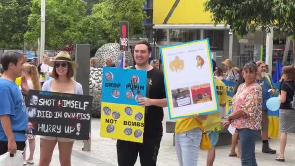 Young Demonstrators Gathered Brisbane Square Holding Placards Featuring Funny Memes — стоковое видео