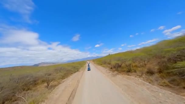 Aerian Înainte Fpv Peste Rând Mașini Mini Cooper Conducere Drum — Videoclip de stoc