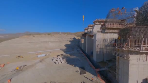 Drone Acrobático Que Pasa Través Estructura Construcción Presa Monte Grande — Vídeos de Stock