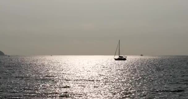 Isolated Yacht Horizon Sunlight Reflecting Calm Waters Coast Bangsaray Pattaya — Vídeo de Stock