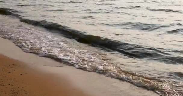 Close Ocean Waves Sandy Shores Bangsaray Pattaya Thailand Medium Tilt — Vídeo de Stock