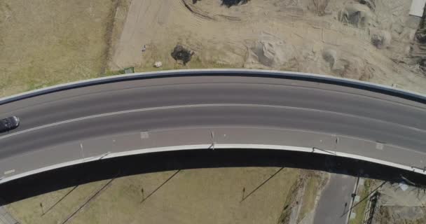 Donkergrijze Zilveren Auto Rijdt Brug Van Links Naar Rechts Van — Stockvideo