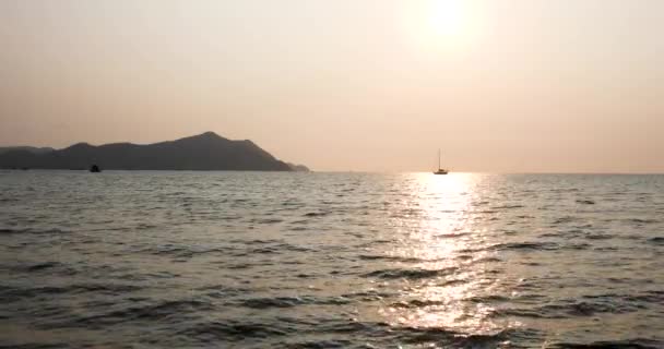 地平線にヨットで沈む夕日の景色タイのパタヤ近郊のバンサレーで美しい夕日の間 4Kでのワイドショット — ストック動画