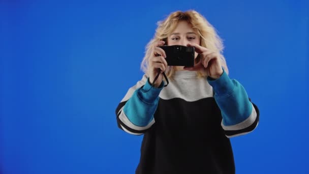 Adolescente Chica Caucásica Tomando Fotos Con Una Cámara Cine Fondo — Vídeos de Stock